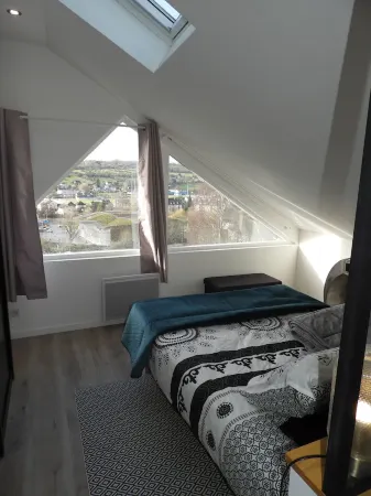 Adorable apartment, completely renovated, bright, 8m² terrace, lovely view. Отели рядом со станцией Train Station of Lisieux