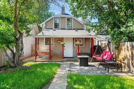 Private home steps away from the Big Dinosaur!