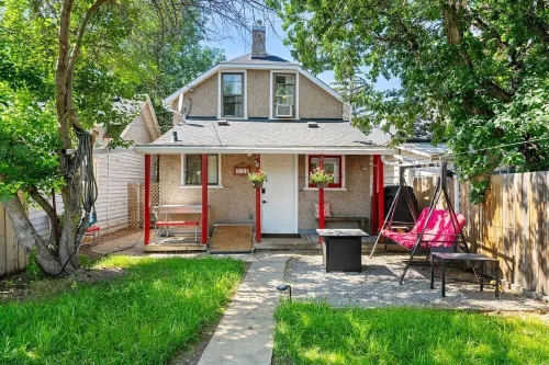 Private home steps away from the Big Dinosaur!