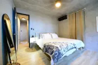 Stylish 2 Bedroom + pool Beachfront Suite king & queen bed Sunsets beach walk
