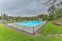 Fire Pit and Furnished Deck Serene Tobyhanna Escape - Parking