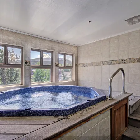 Relaxed Studio Seconds to Historic Main Street - Sleeps 4