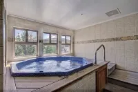 Relaxed Studio Seconds to Historic Main Street - Sleeps 4