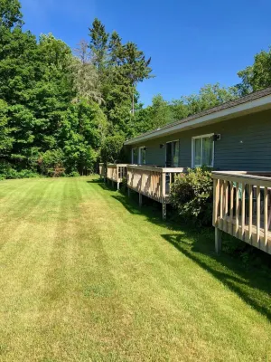 LYN Aire Motel - Lake George - Mountain view