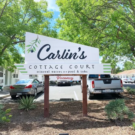 Carlin's Cottage Court