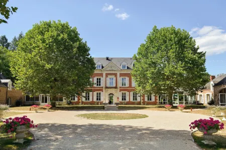 Logis Domaine de Valaudran Отели в г. Нуан-ле-Фюзелье