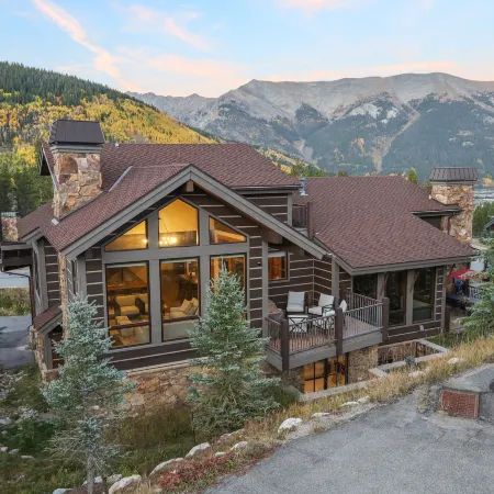 Incredible Executive Private Pet Friendly Home - LR902 by RedAwning