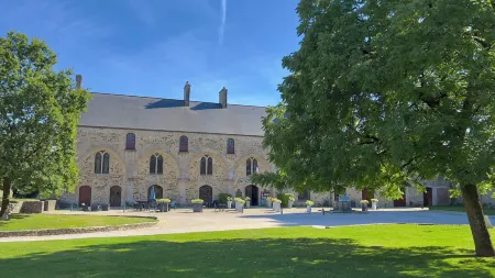 L'Hostellerie du Château de Bricquebec Отели в г. Ле Муатье-д'Алон