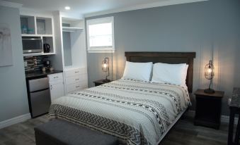 Carleton Inn & Cottages