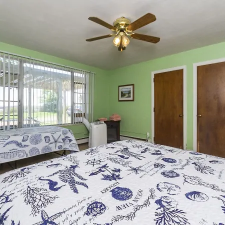 Charming Waterfront 3 Bedroom Cabin by RedAwning