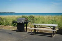 Friendship Oceanfront Suites - 2-Star