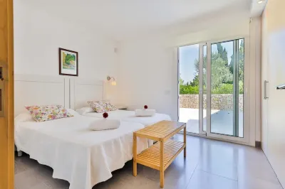 Modern villa with private pool, located meeresnah, great garden