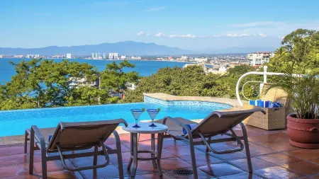 Casa la Palma Full Service Scape -Whit Chef and Staff