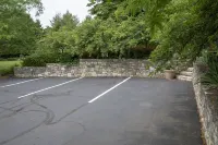 Coachlite Inn - parking