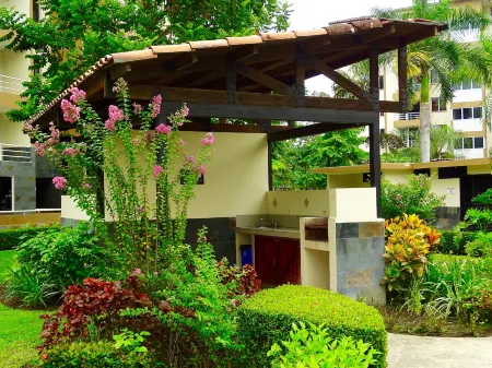 Jaco Beach Apartments Отели в г. Хако