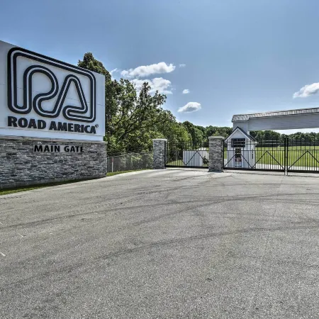 Elkhart Lake Townhome, Mins to Road America!