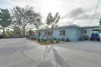 Pool, Swim Dock, Golf Cart! Ultimate Beach Retreat - 駐車場