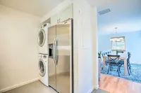 Relaxing Condo w/ Screened-in Lanai, 4 Mi to Beach - Condos