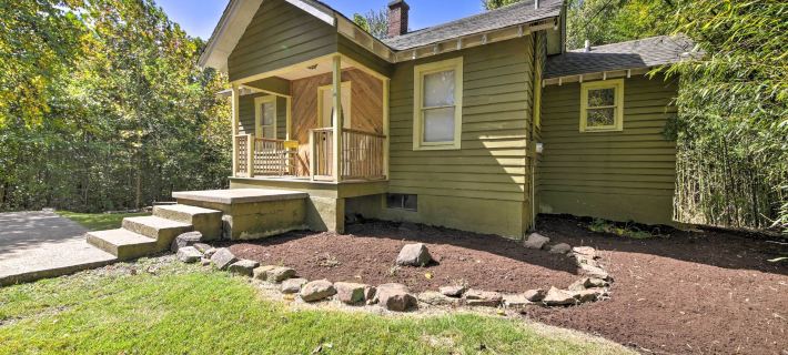 Pet-Friendly Cottage w/ Fire Pit - 3 Mi to Siu! Hotels in Jackson County