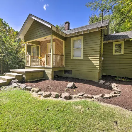 Pet-Friendly Cottage w/ Fire Pit - 3 Mi to Siu!