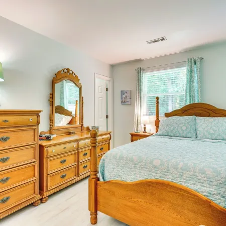 Cozy Goose Creek Escape w/ Patio & Grill Hotéis em Berkeley County
