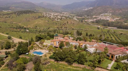 B Bou Hotel la Viñuela & Spa Отели в г. Кутар