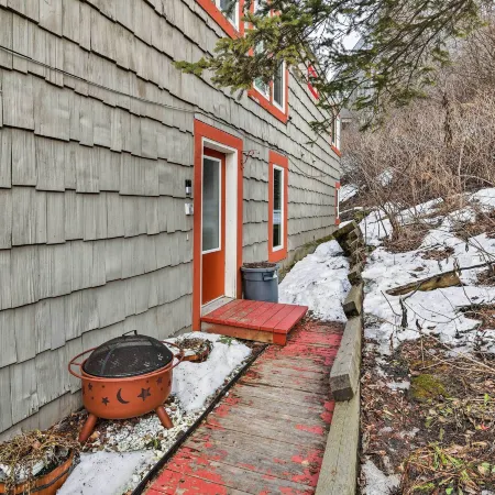 Walk to Town & Coast: Anchorage Condo w/ Fireplace