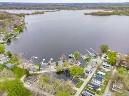 Cozy lakefront home on Big Barbee Lake