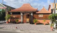 Villa Lista Syariah فنادق في Bungatan