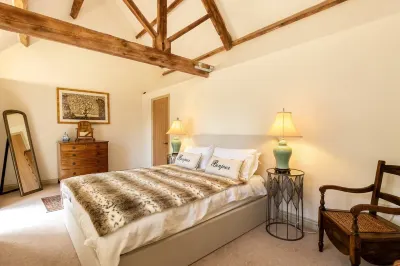 Priory Courtyard - 3 Bedroom Escape Hotels near St. Peter’s Church