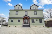 Green Diamond Retreat: Epic Lakefront Oasis for 30, 6BR, Boat Slip, Kayaks Hotels in Noble County