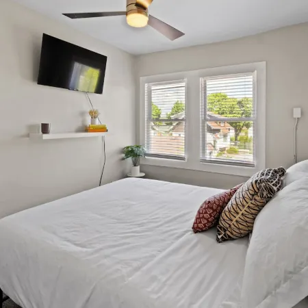 Charming 2BD W/ Parking 15 Mins from Downtown