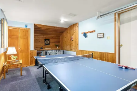 Shady Pines by Avantstay Enclosed Porch, Game Rooms, & Lake/beach Access!