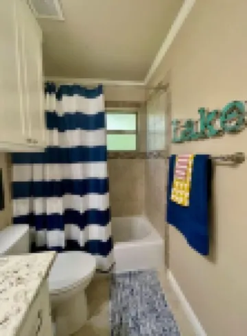 Lake view & tree house vibes with 2 outdoor decks!