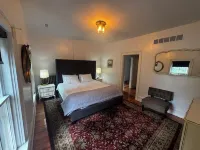 Historic 1867 Fox Mansion: Chef’s Kitchen, A/C, across from the swimming Quarry