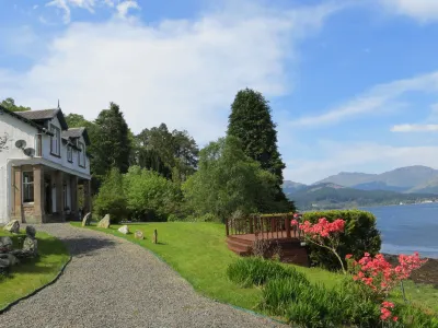 Lochwood House B&B and Self Catering Hotels near The Christmas Dove