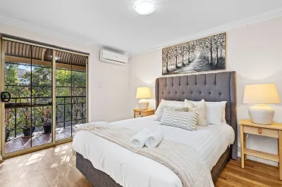 三臥室帶桑拿泳池健身房停車位 柏斯東站附近的飯店