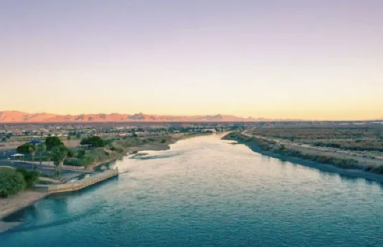 Casa Del Rio - Across from Rotary Park, River, Boat launch, swimming & fishing Отели в г. Буллхед Сити