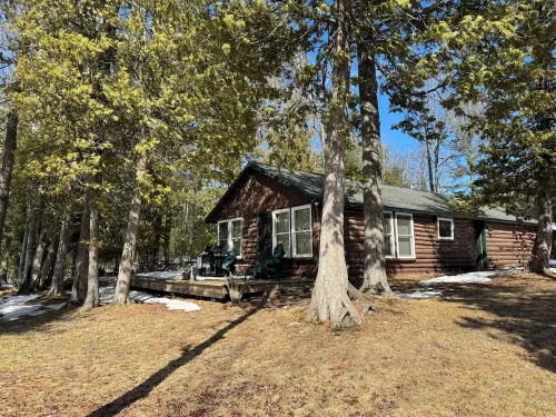 3 bedroom log cabin the lake plus a guest house.  30 mintues from Traverse City Hotel a Fife Lake Township