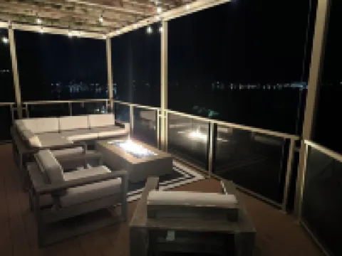 Charming lake front 3-bedroom condo in Arnolds Park with fitness room, WiFi