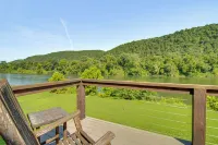 Waterfront Cabin on White River w/ Deck + Patio! - 4 estrellas