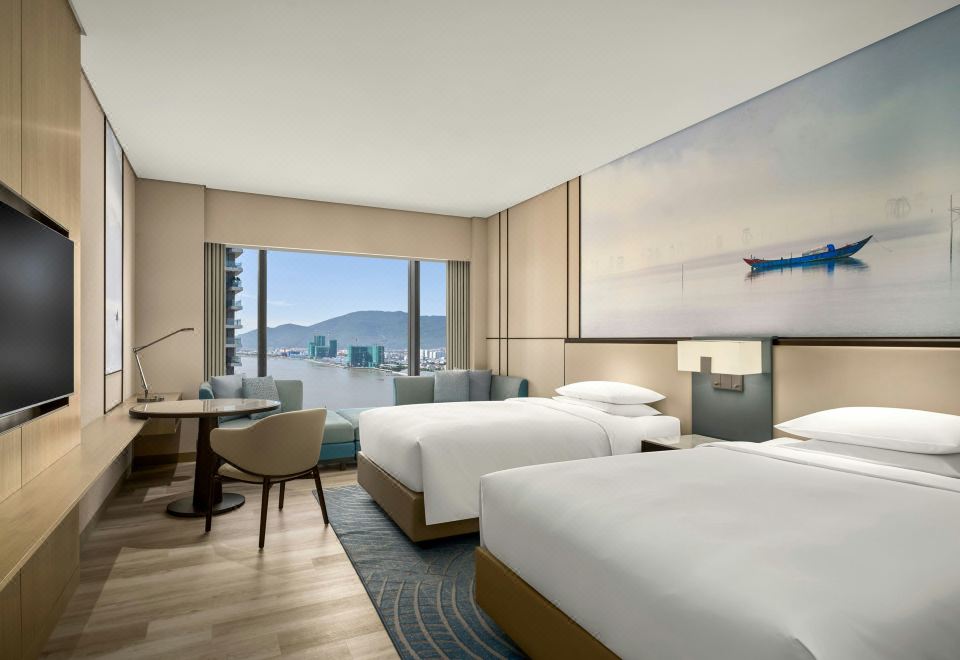 다낭 한강 변 코트야드 바이 메리어트 호텔의 야경