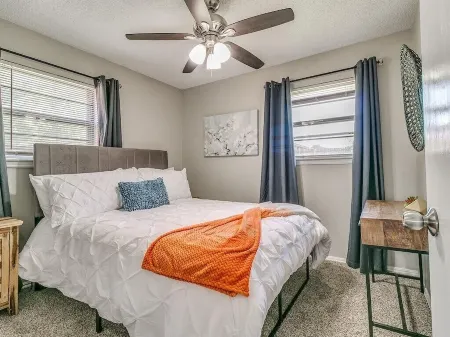 7 mil->Softball HOF-Near Tinker AFB- Full Kitchen-Fenced Bkyd-Garage-W/D-Dogs