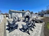 All Spruced Up Cottage, 1 block to beach, outside oasis, pet friendly, WiFi Hotels in Villas