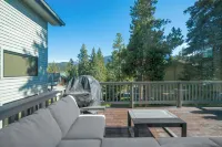 Amazing Views, Large Balcony, Hot Tub & Sauna, 3 beds, Cozy Condo in Big Sky!