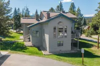 Amazing Views, Large Balcony, Hot Tub & Sauna, 3 beds, Cozy Condo in Big Sky!