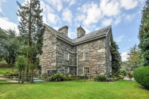 Cae Nest Hall Hotels in Llanbedr