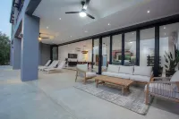 Giraffe Oasis - Kruger Luxury Family Villa: 5-BRs WiFi & AC in Marloth Park