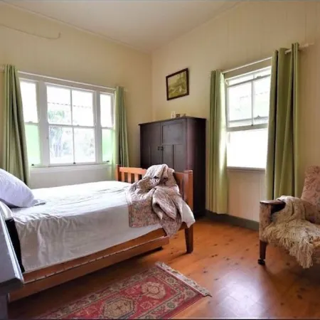 Family Home - Pets welcome . 15km to Australia Zoo, 20km to amazing beaches. Отели в г. Малени