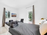 Modern Villa with Hot Tub and Central Location - Stylish Escape